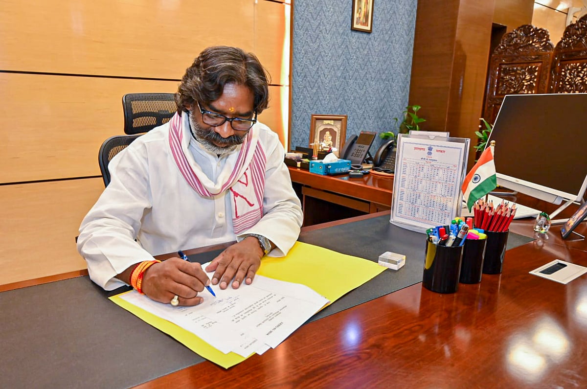 PTI :  
Hemant Soren takes oath as J'khand CM