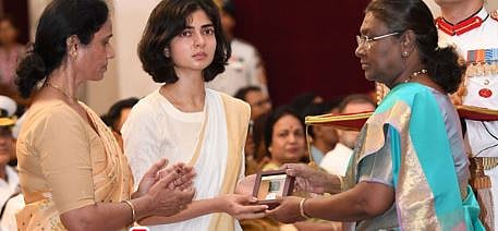 Smriti Singh receives posthumous Kirti Chakra on behalf of her husband Anshuman Singh | - x/@eenadulivenews