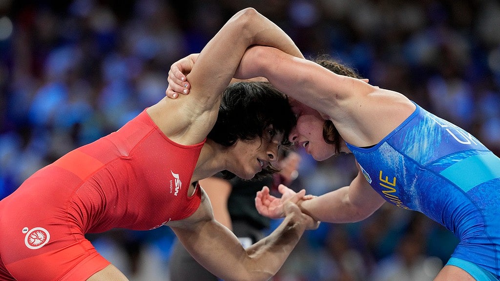 India's Vinesh Phogat and Ukraine's Oksana Livach, left, compete during their women's freestyle 50kg QF wrestling match. - AP