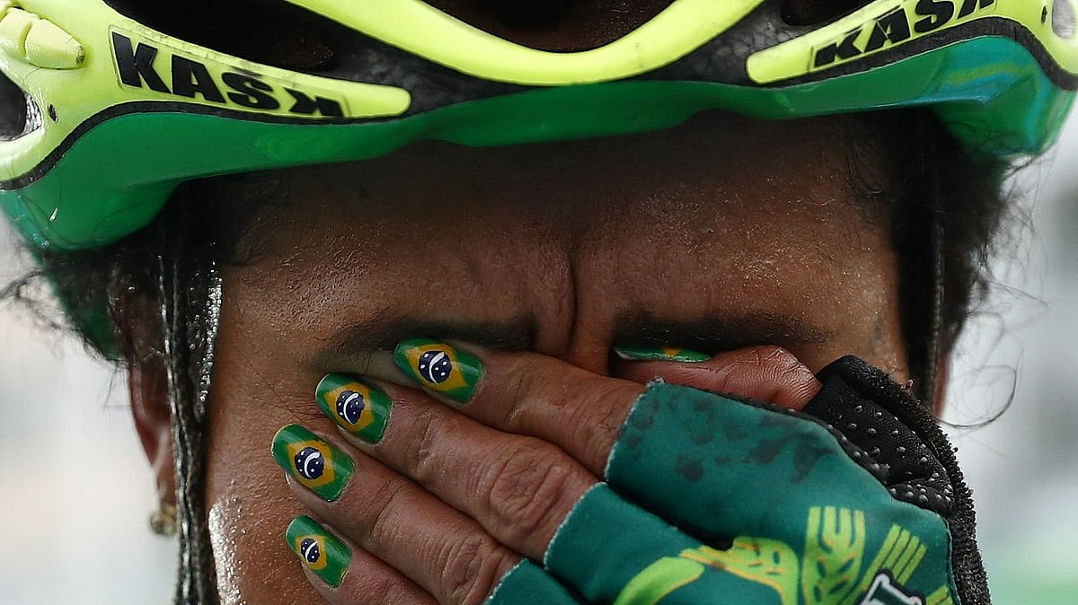 Clemilda Fernandes Silva  got her country Brazils flag done as her nail art.