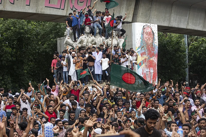 Protestors deface graffiti of former PM Sheikh Hasina in Bangladesh |