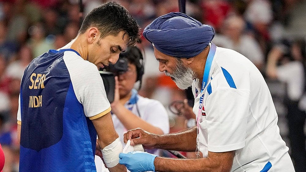 | Photo: PTI/Ravi Choudhary : Lakshya Sen being given medical assistance during his men's singles bronze medal badminton match