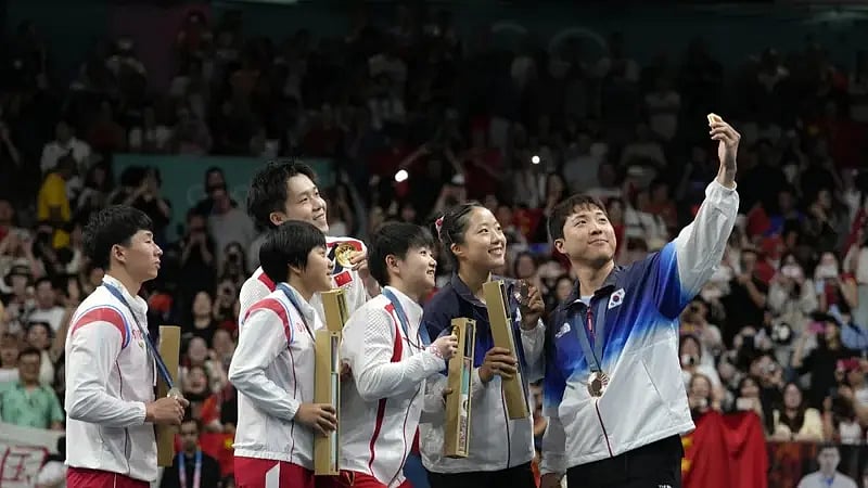 AP : Olympians getting Samsung smartphone at Paris Olympics