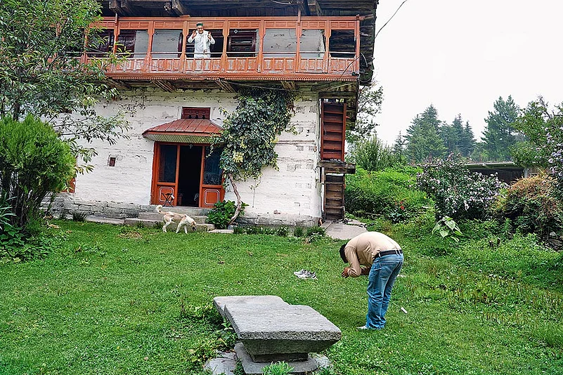Octogenarian head priest Pandit Oth Ram Sharma at Bithu temple in Bathwada, Mandi