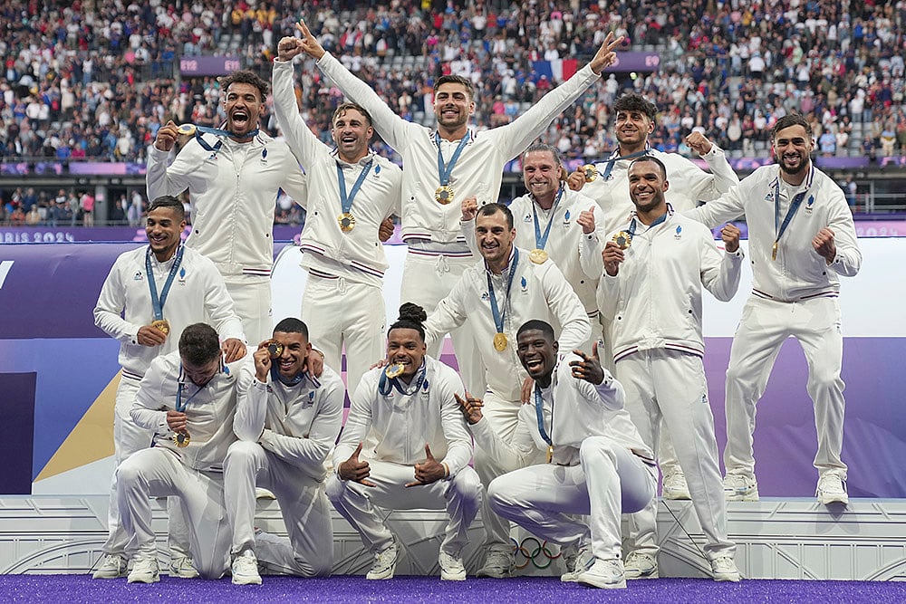 2024 Paris Olympics Rugby Sevens medal winners_French team pose with their gold medals