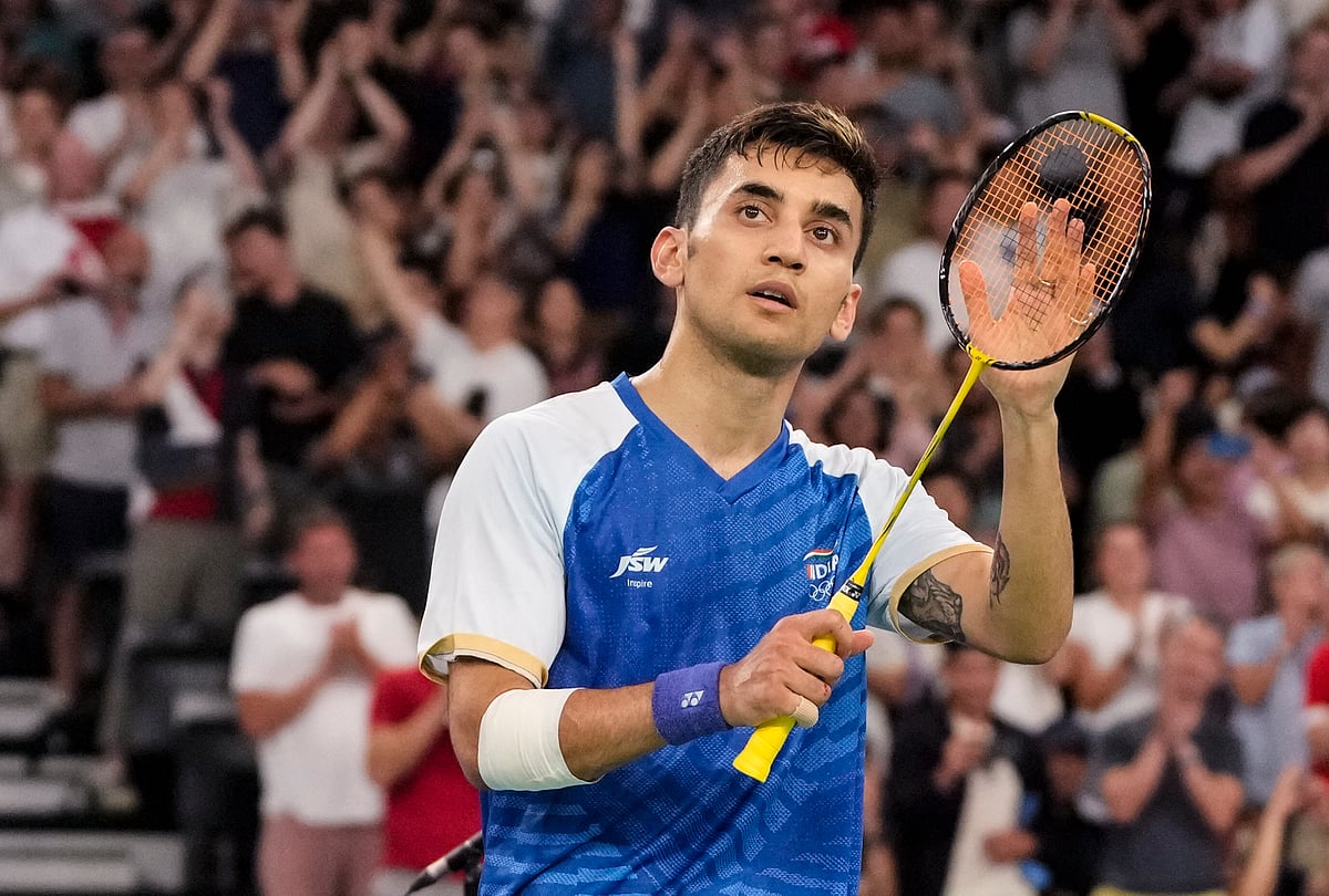 -(PTI Photo/Ravi Choudhary) : India's Lakshya Sen acknowledges fans after his men's singles bronze medal badminton match against Malaysia's Lee Zii Jia 