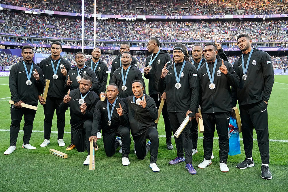 2024 Paris Olympics Rugby Sevens medal winners_Fiji team pose with their silver medals
