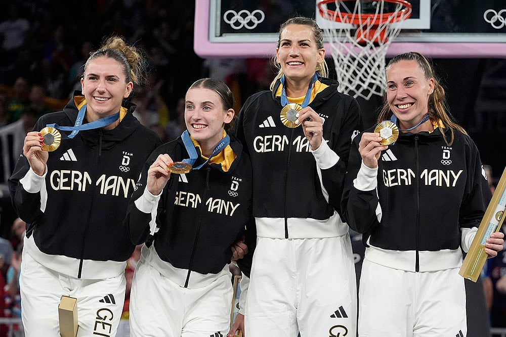 2024 Paris Olympics womens 3x3 basketball medal ceremony_Germanys womens 3x3 basketball team