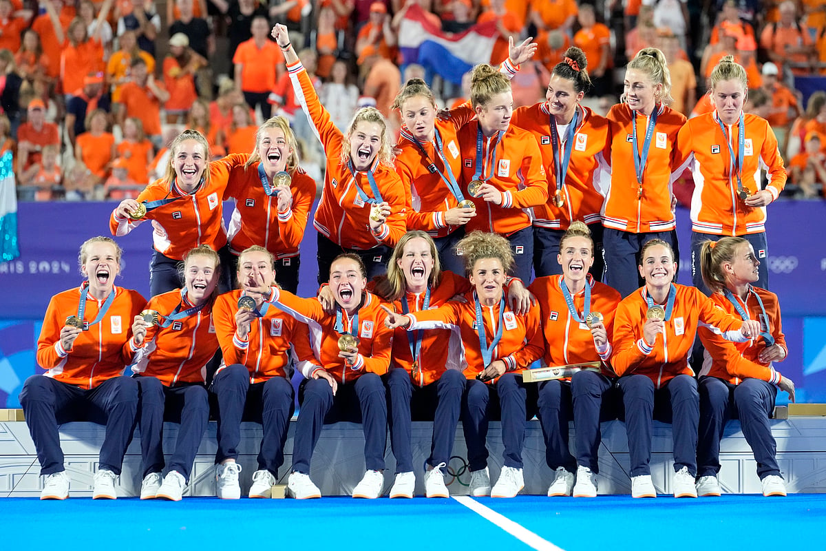  (AP Photo/ Anjum Naveed)


 : Team Netherlands poses for a photograph after winning the gold medal in the women's field hockey at the Yves-du-Manoir Stadium during the 2024 Summer Olympics, Friday, Aug. 9, 2024, in Colombes, France.