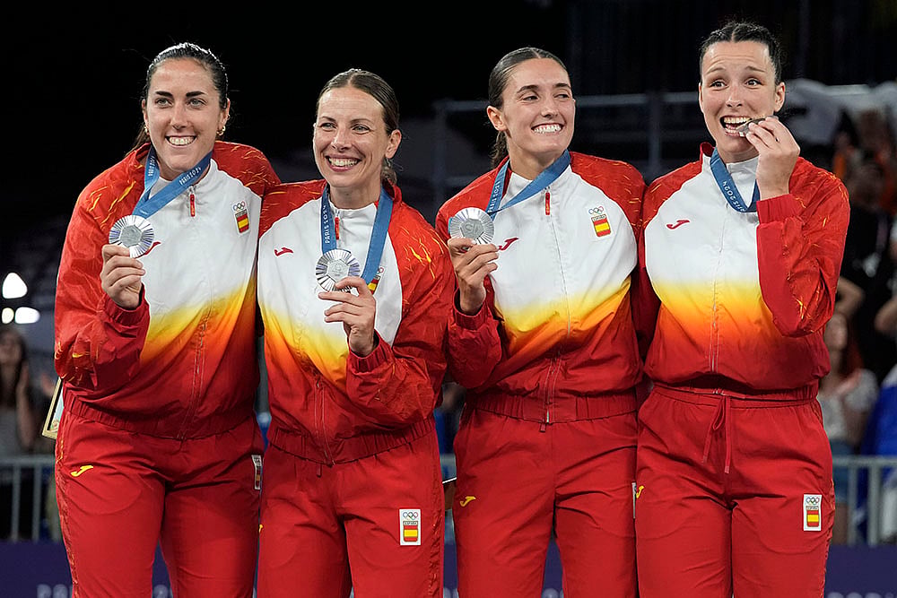 2024 Paris Olympics womens 3x3 basketball medal ceremony_Spains womens 3x3 basketball team