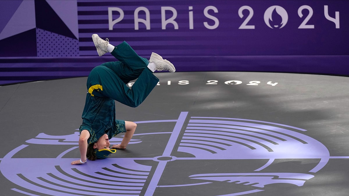  AP Photo/Abbie Parr : Australia's Rachael Gunn, known as B-Girl Raygun, competes during the Round Robin Battle at the breaking competition at La Concorde Urban Park at the 2024 Summer Olympics, Friday, Aug. 9, 2024, in Paris, France.