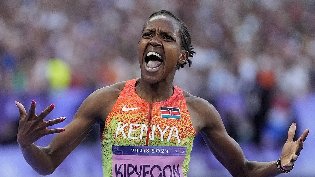 Photo: AP : Faith Kipyegon of Kenya celebrates after winning the women's 1500m final at the 2024 Paris Olympics on Saturday (August 10).