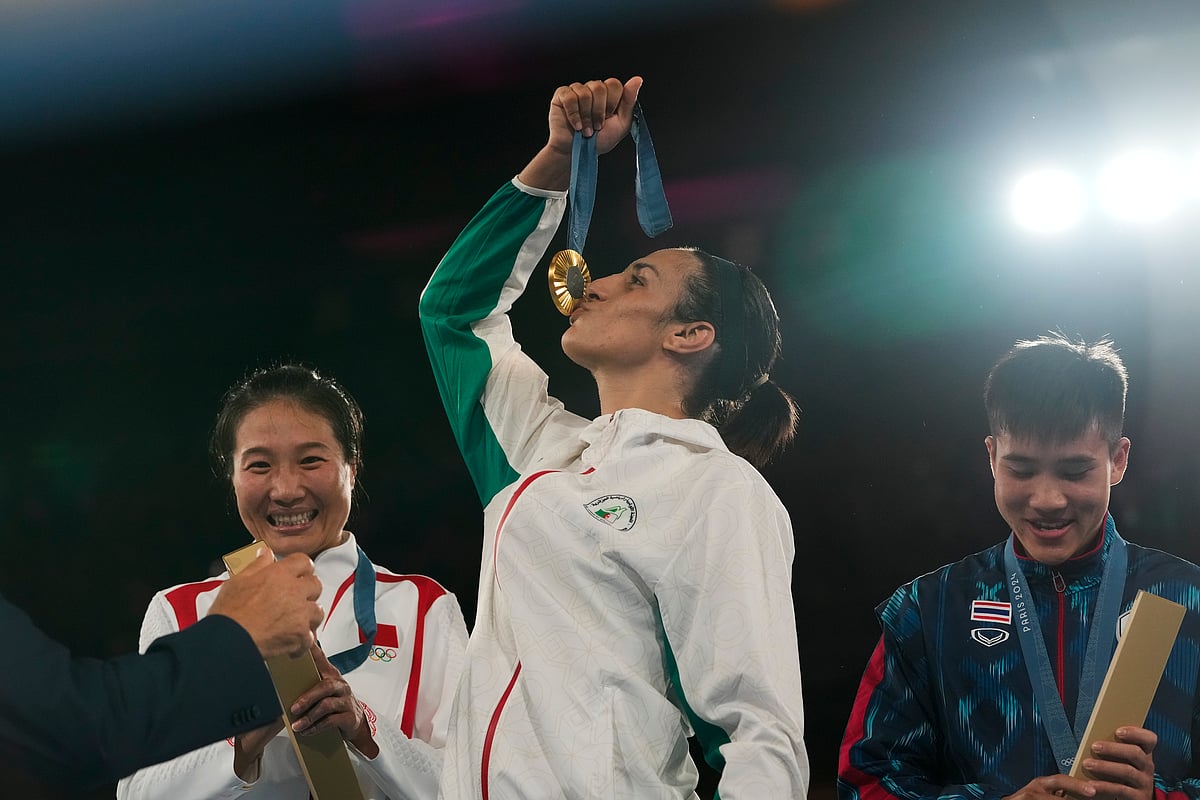  (AP Photo/Ariana Cubillos) : Gold medalist Algeria's Imane Khelif kisses her for the women's 66 kg final boxing match at the 2024 Summer Olympics, Friday, Aug. 9, 2024, in Paris, France.
