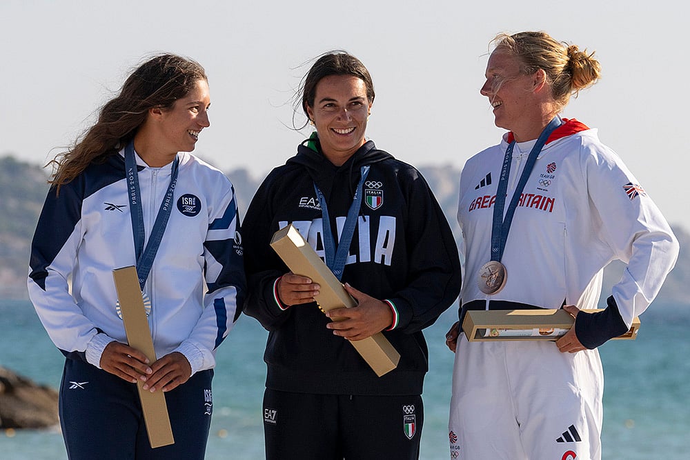 2024 Paris Olympics Sailing_womens iQFOiL windsurfing medal ceremony