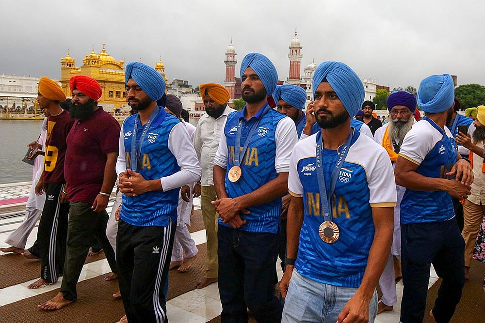Hockey team visits Golden Temple