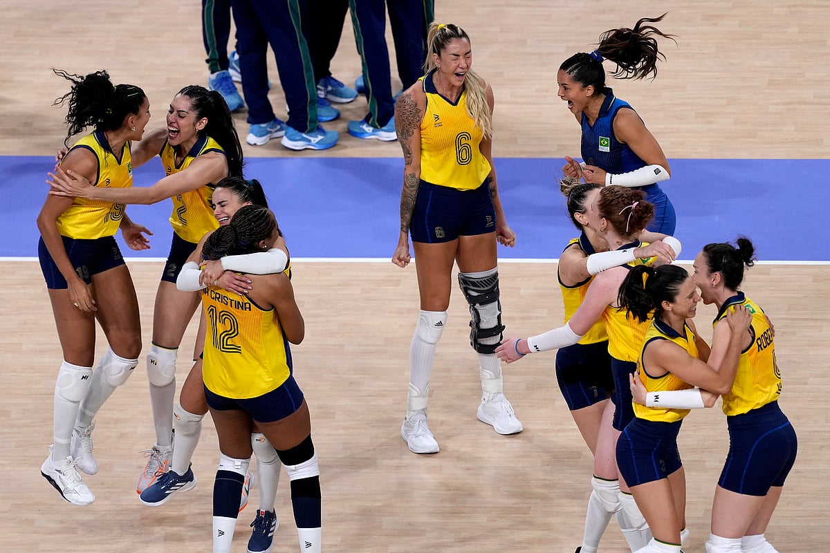  (AP Photo/Charlie Riedel)


 : Brazil players celebrates after a bronze medal women's volleyball match against Turkey at the 2024 Summer Olympics, Saturday, Aug. 10, 2024, in Paris, France.