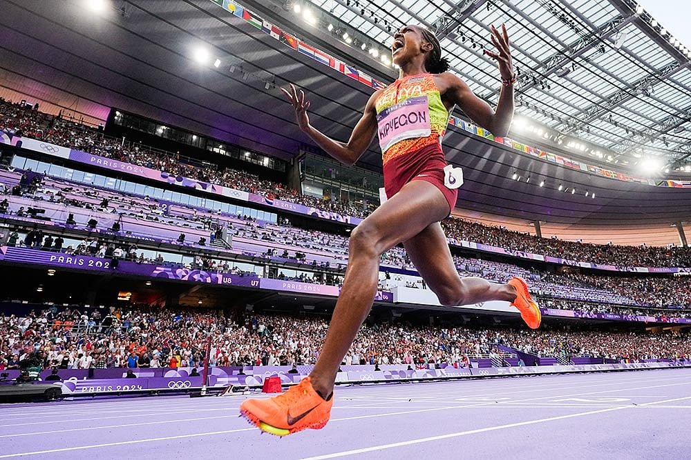 Photo: AP/David J. Phillip : Paris Olympics Athletics