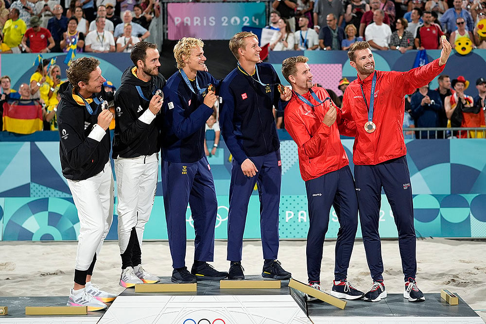 2024 Paris Olympics Beach Volleyball medalists_Medal ceremony