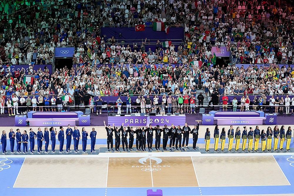 2024 Paris Olympics Womens volleyball medallists_Medal ceremony
