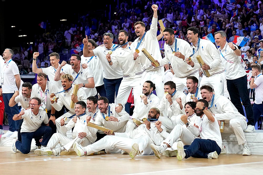 2024 Paris Olympics mens volleyball medallists_French team poses with their gold medals
