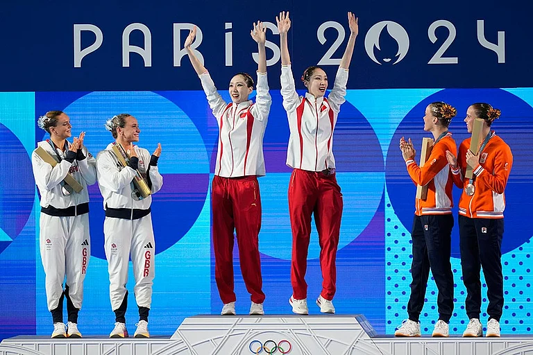 Paris Olympics Artistic Swimming - Photo: AP Photo/Lee Jin-man