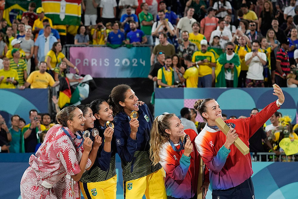 2024 Paris Olympics Beach Volleyball medalists_womens Medal ceremony