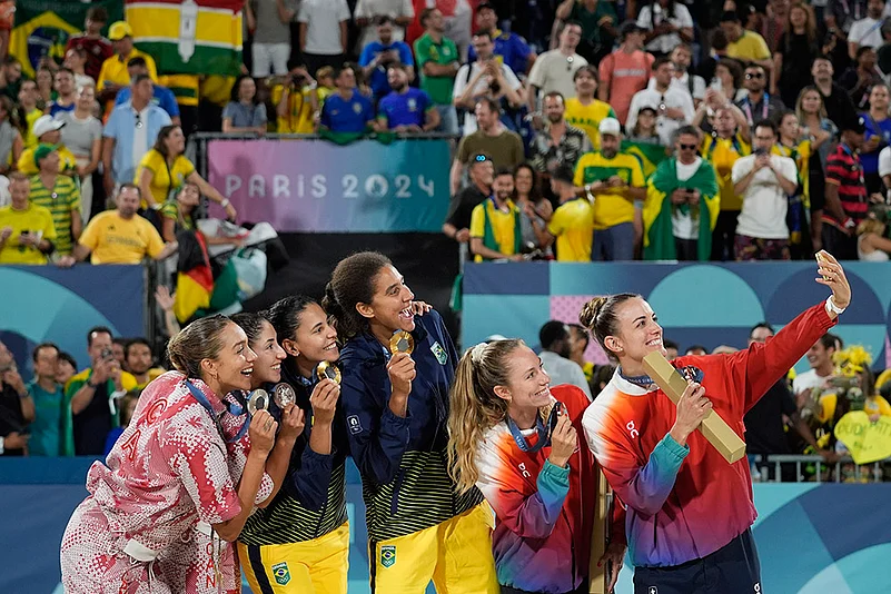 2024 Paris Olympics Beach Volleyball medalists_womens Medal ceremony