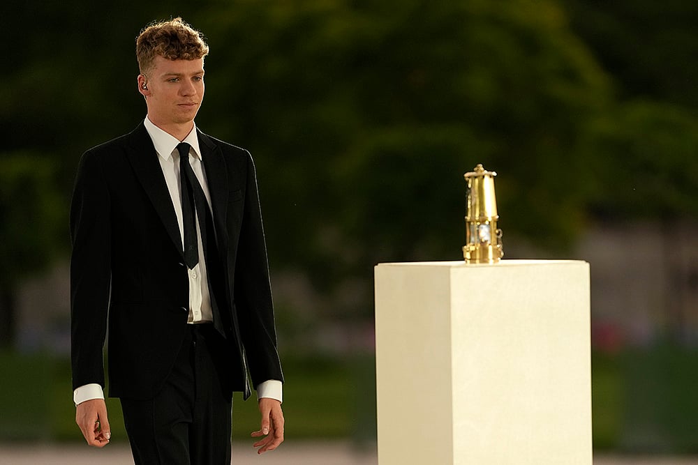 Paris Olympics Closing ceremony Leon Marchand Extinguishes Cauldron_5