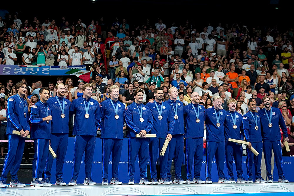 2024 Paris Olympics water polo medalists_ United States team celebrate after winning bronze