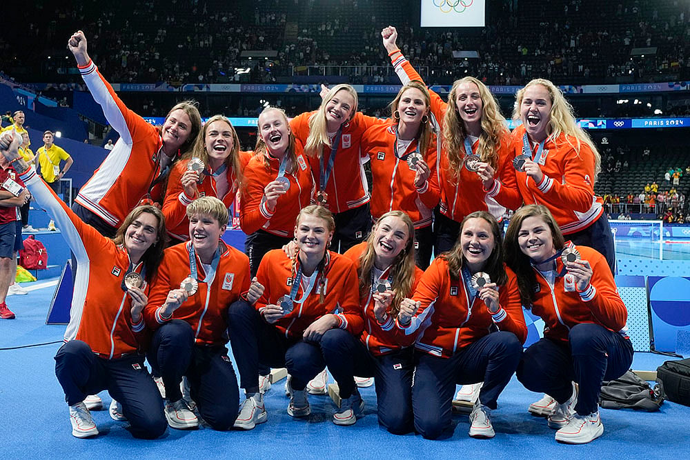 2024 Paris Olympics water polo medalists_Netherlands team celebrate after winning bronze 