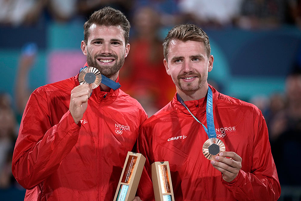 2024 Paris Olympics Beach Volleyball medalists_Norways celebrate bronze
