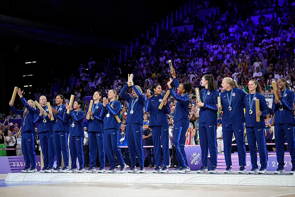 2024 Paris Olympics Womens volleyball medallists_Silver medals winners of United States