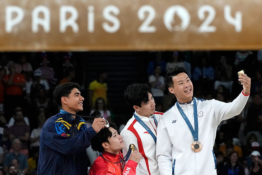 Photo: AP/Charlie Riedel : Paris Olympics Artistic Gymnastics