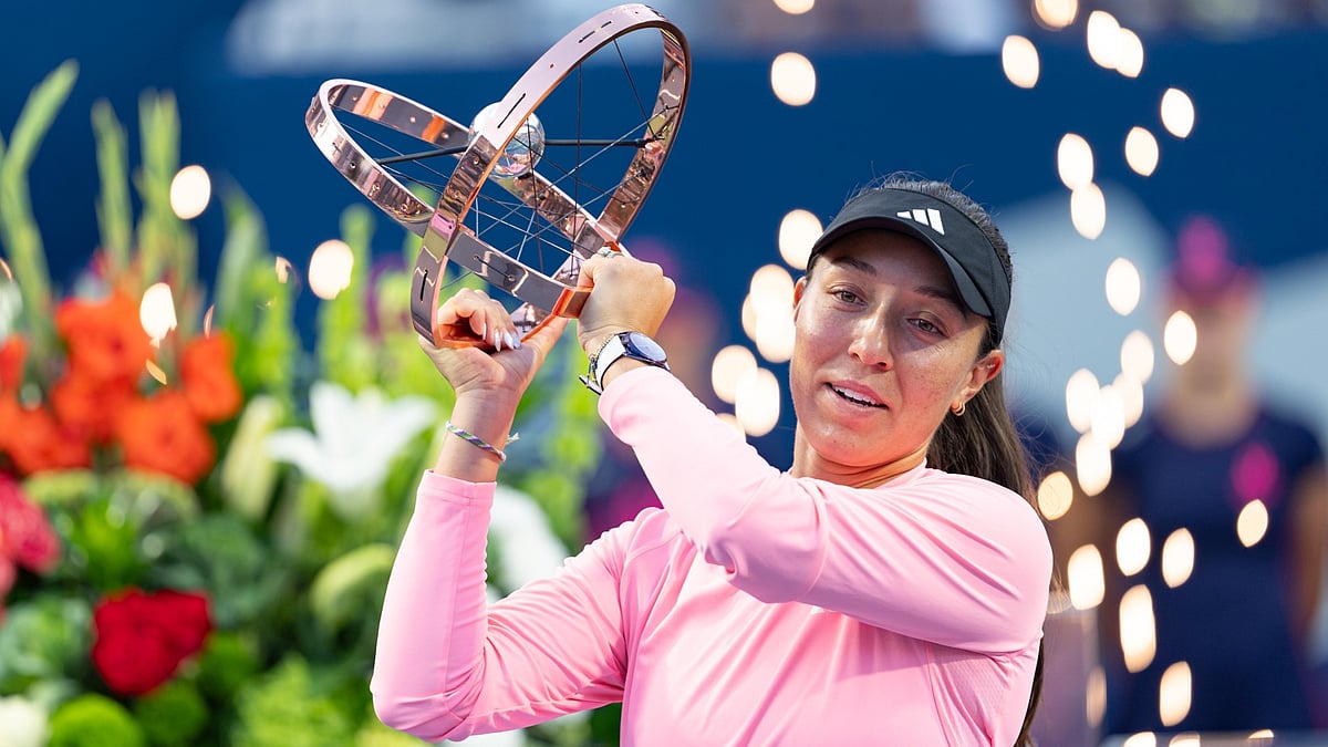 Jessica Pegula lifts the trophy at the Canadian Open.
