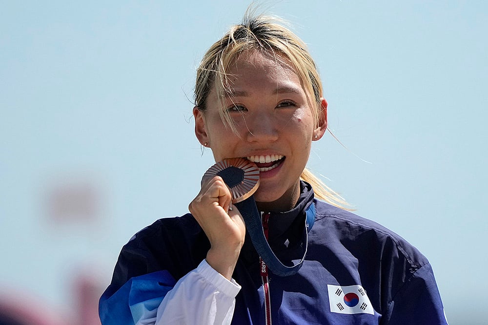 2024 Paris Olympics Modern Pentathlon Medallists_South Korea Sung Seung-min bites her bronze medal