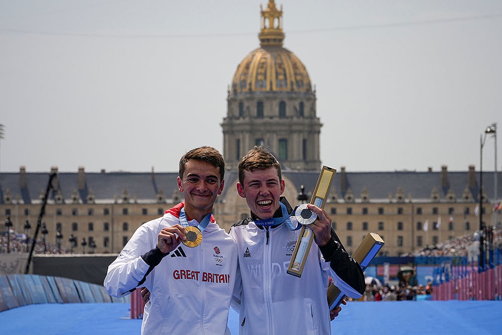 2024 Paris Olympics Triathlon Medallists_Silver medalist New Zealands Hayden Wilde with Alex Yee