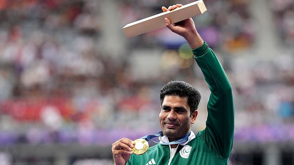 | Photo: AP/Bernat Armangue : Men's javelin gold medalist, Arshad Nadeem, of Pakistan