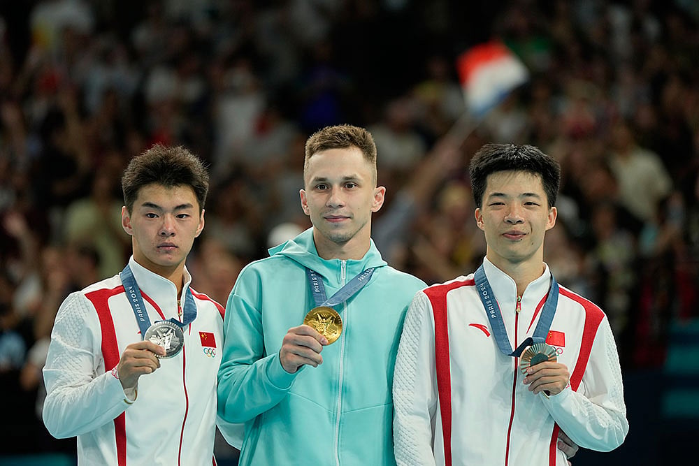Photo: AP/Charlie Riedel : Paris Olympic Gymnastics Trampoline