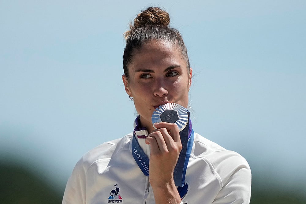 2024 Paris Olympics Modern Pentathlon Medallists_Frances Elodie Clouvel kisses her silver medal