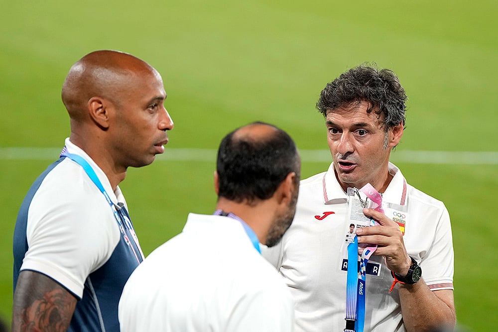 2024 Paris Olympics Football mens soccer final_Spain coach Santi Denia, France coach Thierry Henry