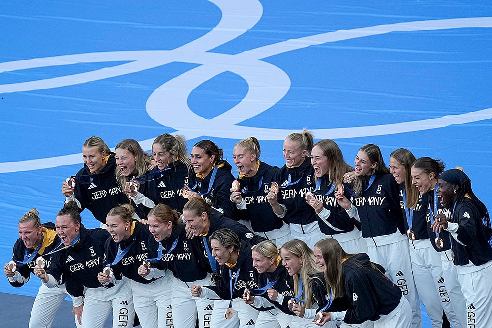 2024 Paris Olympics Football_Womens soccer Medallists_Germany players pose with Bronze medal