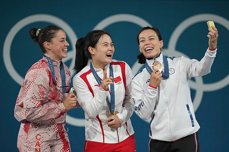 2024 Paris Olympics Weightlifting Medallists_womens 59kg weightlifting event