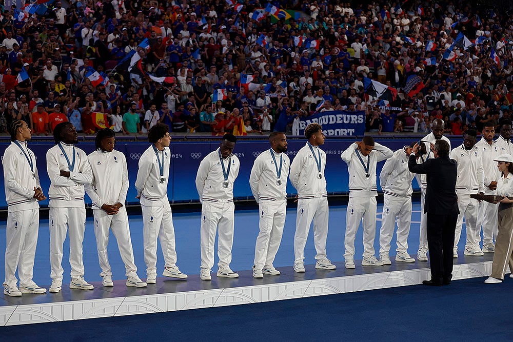 2024 Paris Olympics Football mens soccer Medallists Frances players celebrate with silver medal
