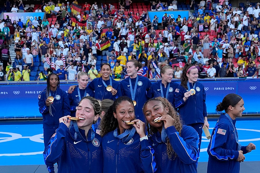 2024 Paris Olympics Football_Womens soccer Medallists_Team United States pose with gold medal