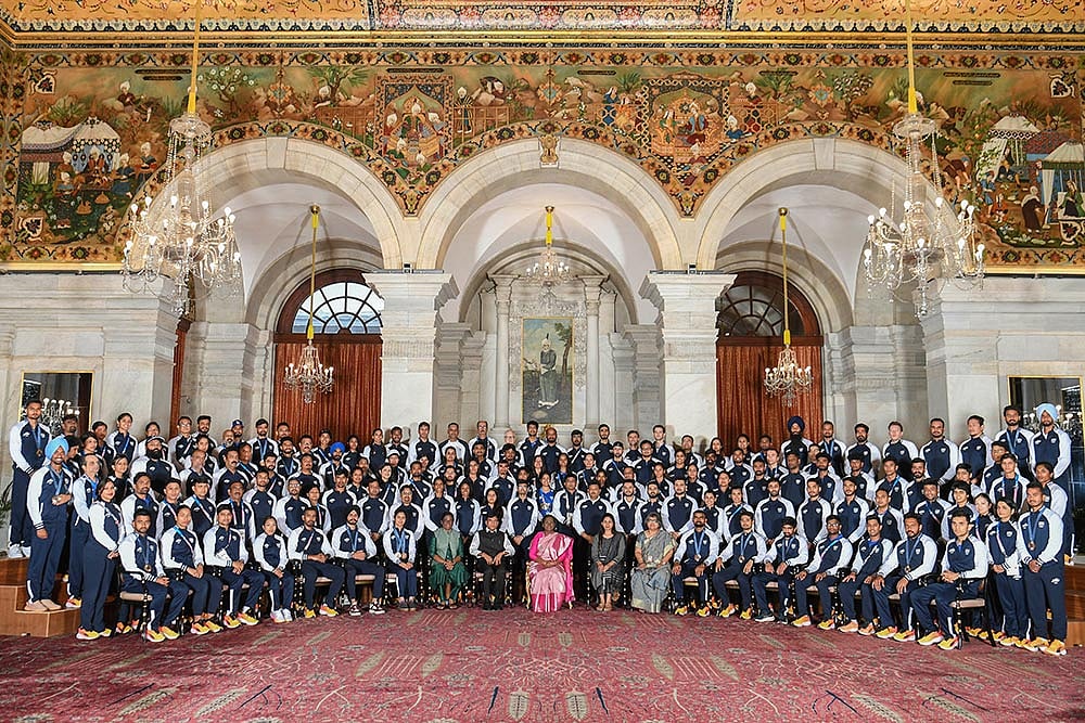Photo: PTI : President meets Olympic Contingent