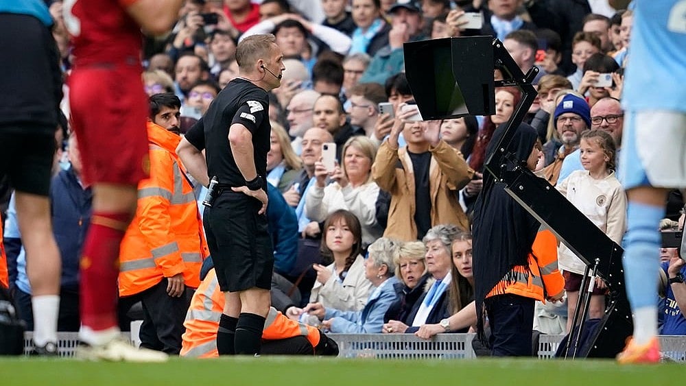 | Photo: AP/Dave Thompson : Referee checks VAR for penalty
