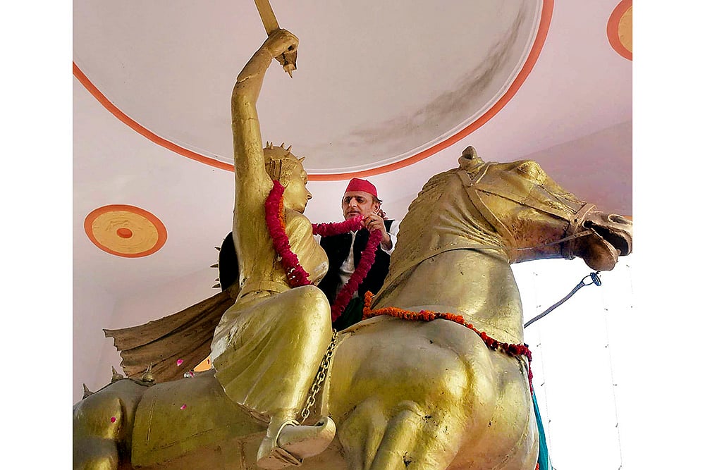Akhilesh Yadav pays tributes to Rani Avantibai Lodhi in Lucknow