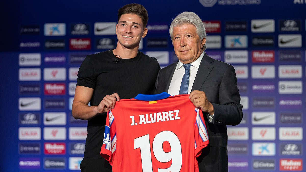 Julian Alvarez poses with Atletico Madrid president Enrique Cerezo