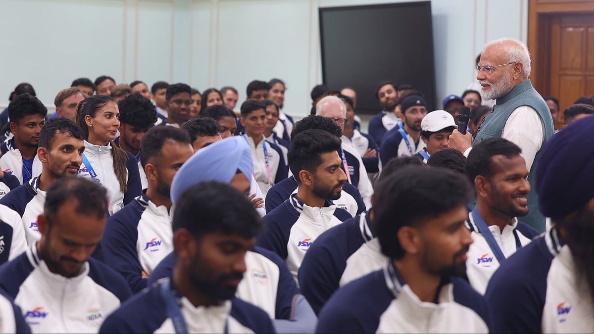 pm narendra modi meets indian contingent X