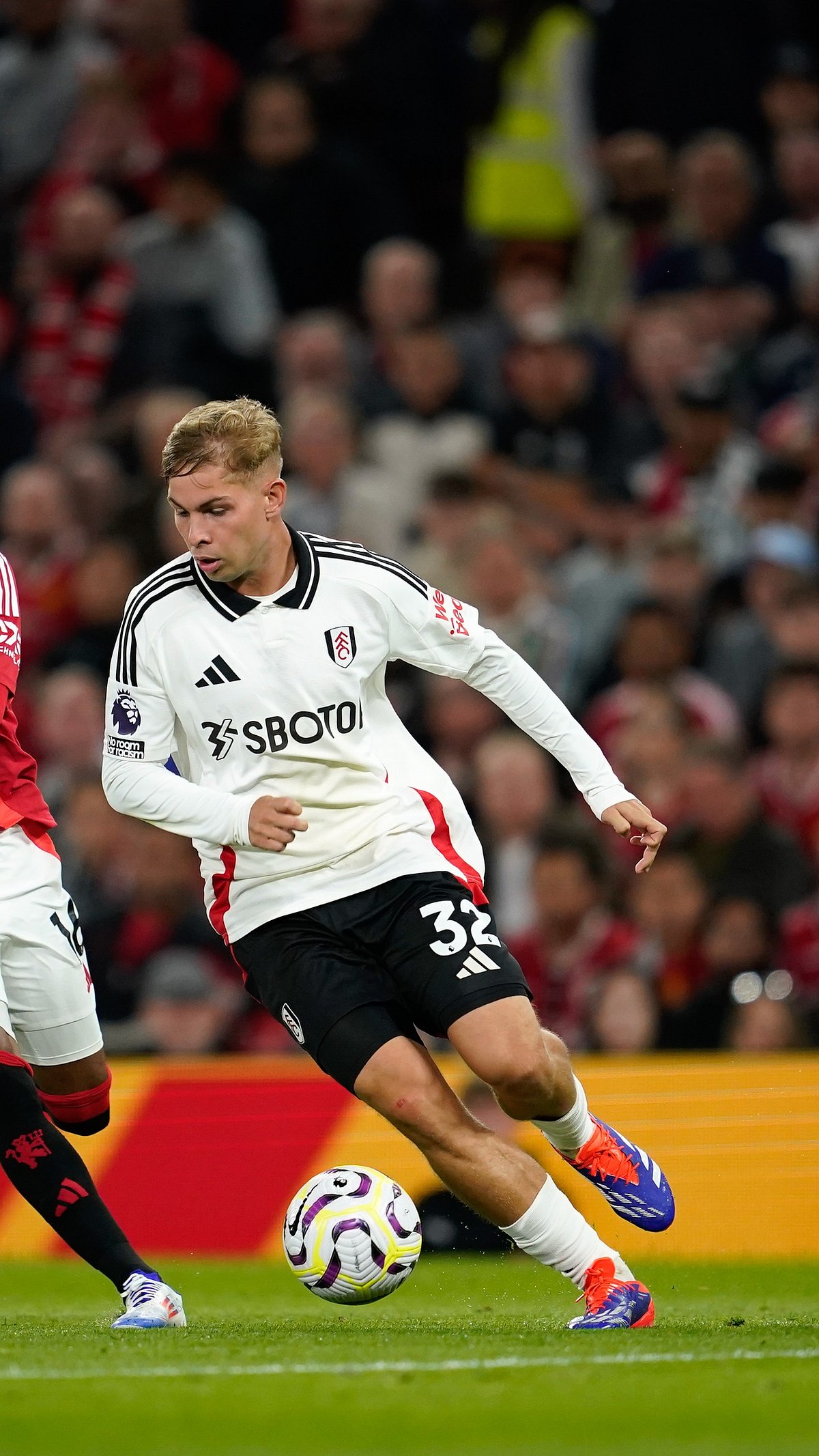 AP Photo : Fulham's Emile Smith Rowe against Manchester United.